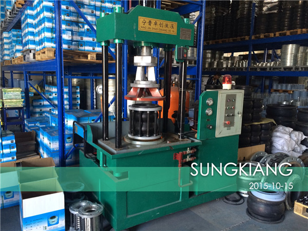 新2平台拥有自己的上海橡胶接头压力检测设备，我们对出厂的橡胶接头都进行压力检测，避免出现质量问题！